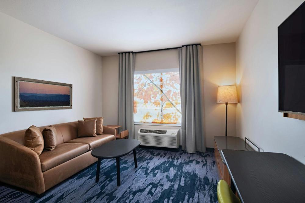 King Suite with Sofa Bed, Roll-In Shower and City View - Mobility Accessible interior